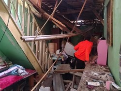 Rumah Warga Ambruk Imbas Hujan Deras di Bogor, Sekeluarga Mengungsi