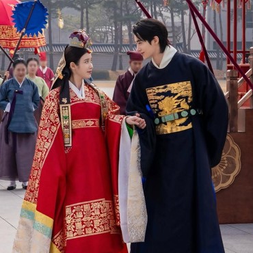 IU dan Byeon Woo Seok Buktikan Profesionalitas di Lokasi Syuting Drakor Perfect Crown