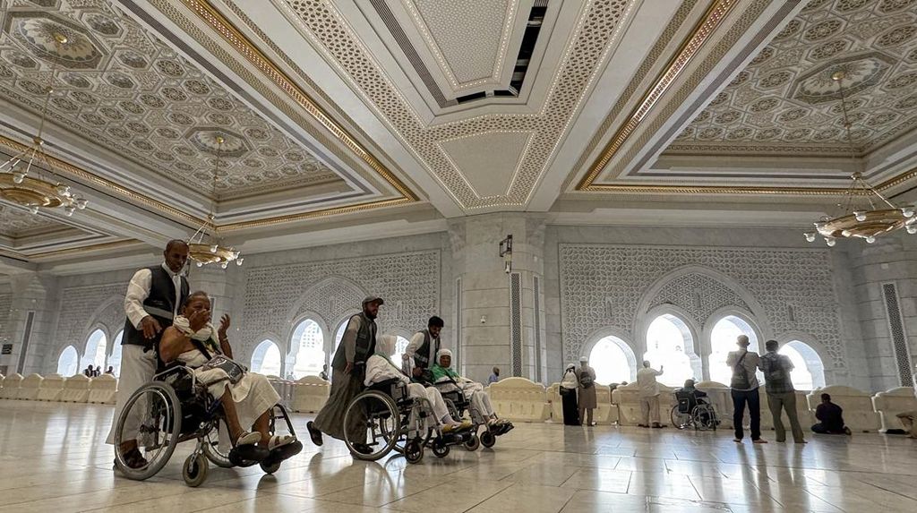 FOTO: Waspada Jasa Dorong Kursi Roda Ilegal Jemaah Haji Berkeliaran