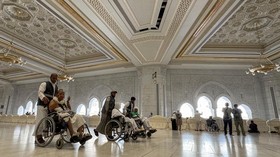 FOTO: Waspada Jasa Dorong Kursi Roda Ilegal Jemaah Haji Berkeliaran