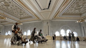FOTO: Waspada Jasa Dorong Kursi Roda Ilegal Jemaah Haji Berkeliaran