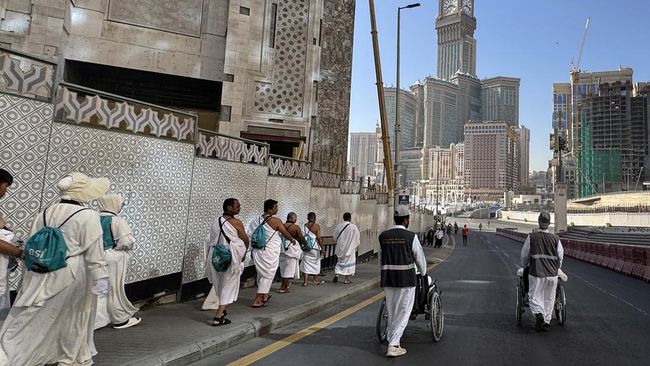 Cuaca panas ekstrem di Makkah membuat jamaah haji dianjurkan minum 150 ml air per jam untuk mencegah dehidrasi dan heatstroke.