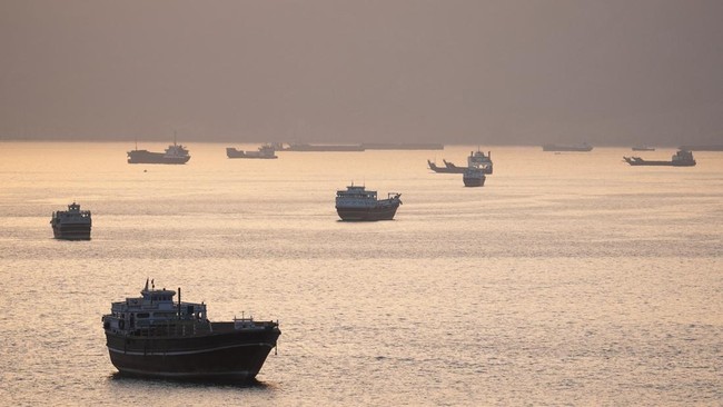 Kapal Tanker Dihantam Proyektil di Lepas Pantai UEA — Selat Hormuz Memanas, AS Mulai Kawal Kapal