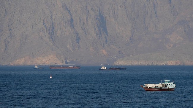 Konflik AS-Iran Memanas: Selat Hormuz Terancam, Harga Minyak Berpotensi Naik
