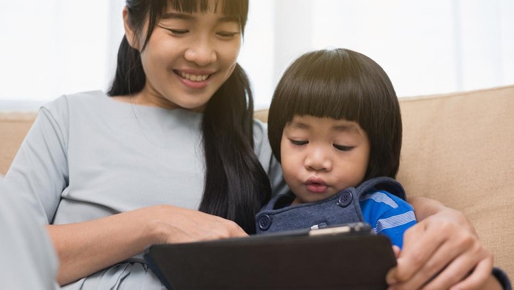 Kebiasaan Ini Diam-Diam Bikin Anak Kurang Fasih Bicara