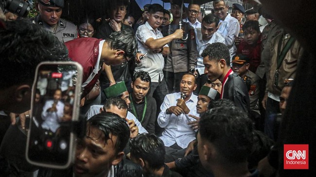Mahasiswa unjuk rasa di Kemendiktisaintek, Jakarta, menyampaikan 7 tuntutan. Wamendiktisaintek Fauzan teken pakta integritas.