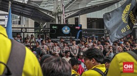 FOTO: Demo Hardiknas, Mahasiswa Geruduk Kemendiktisaintek