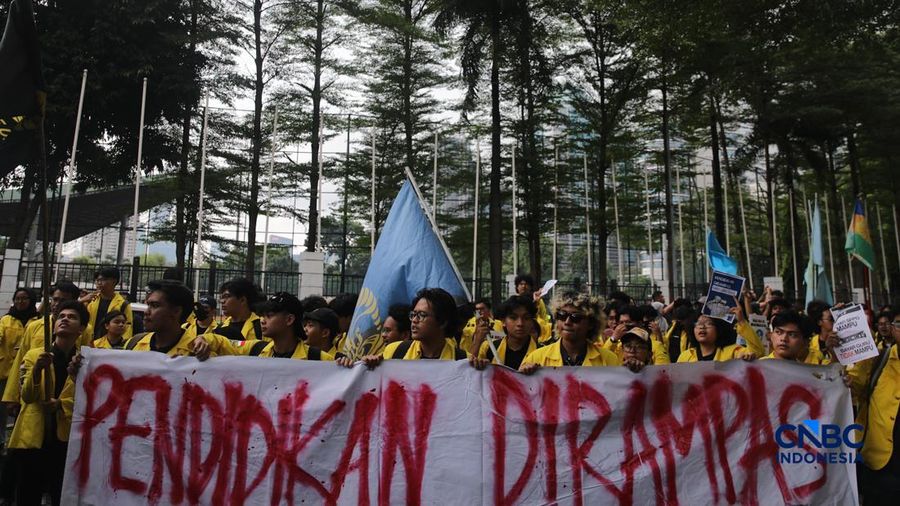 Mahasiswa menggelar tindakan unjuk rasa di depan Kantor Kementerian Pendidikan Tinggi Sains dan Teknologi (Kemendiktisaintek), Jakarta, Senin (4/5/2026).
