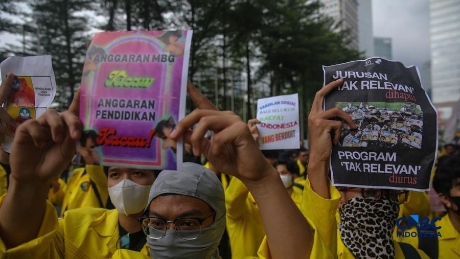 Mahasiswa menggelar tindakan unjuk rasa di depan Kantor Kementerian Pendidikan Tinggi Sains dan Teknologi (Kemendiktisaintek), Jakarta, Senin (4/5/2026).