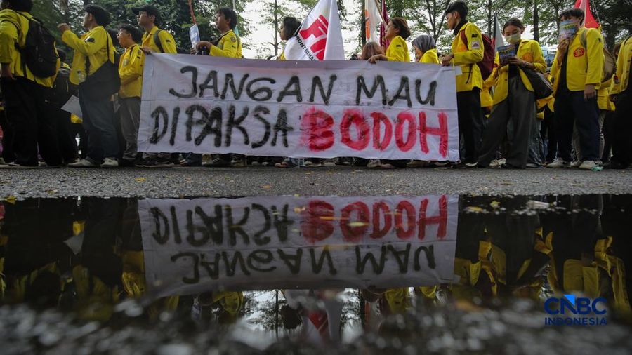 Mahasiswa menggelar tindakan unjuk rasa di depan Kantor Kementerian Pendidikan Tinggi Sains dan Teknologi (Kemendiktisaintek), Jakarta, Senin (4/5/2026). (CNBC Indonesia/Faisal Rahman)