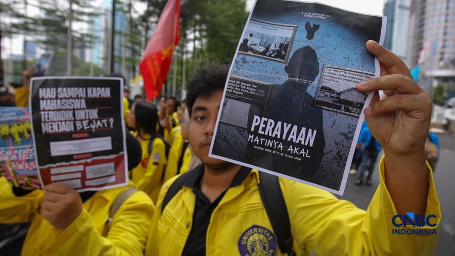 Mahasiswa menggelar tindakan unjuk rasa di depan Kantor Kementerian Pendidikan Tinggi Sains dan Teknologi (Kemendiktisaintek), Jakarta, Senin (4/5/2026).