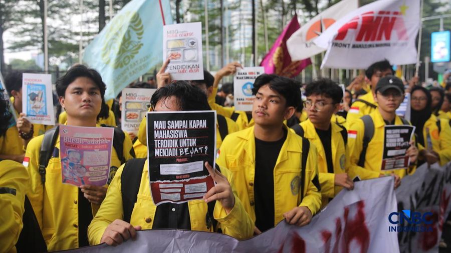 Mahasiswa menggelar tindakan unjuk rasa di depan Kantor Kementerian Pendidikan Tinggi Sains dan Teknologi (Kemendiktisaintek), Jakarta, Senin (4/5/2026).