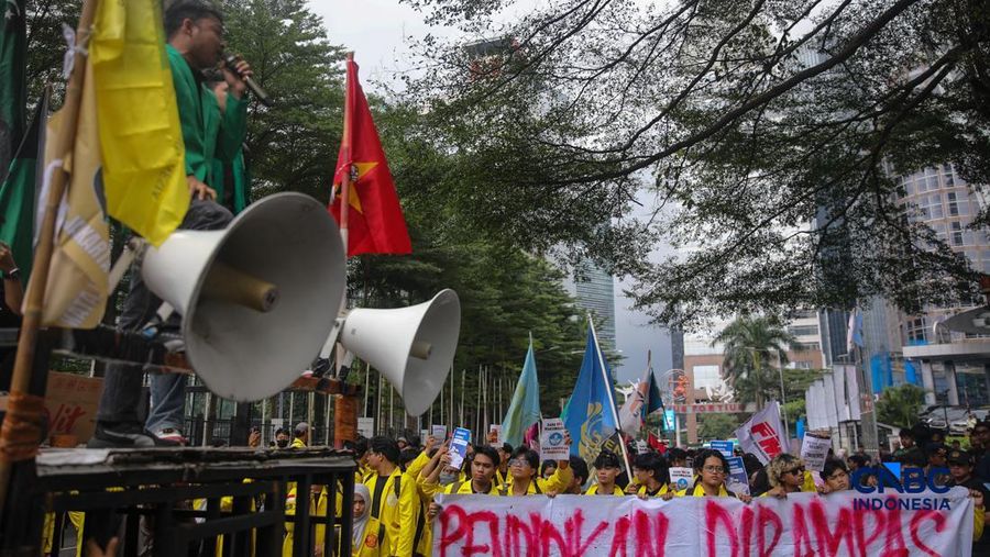Mahasiswa menggelar tindakan unjuk rasa di depan Kantor Kementerian Pendidikan Tinggi Sains dan Teknologi (Kemendiktisaintek), Jakarta, Senin (4/5/2026).
