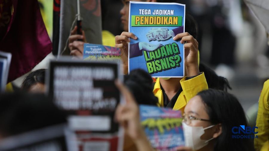 Mahasiswa menggelar tindakan unjuk rasa di depan Kantor Kementerian Pendidikan Tinggi Sains dan Teknologi (Kemendiktisaintek), Jakarta, Senin (4/5/2026).