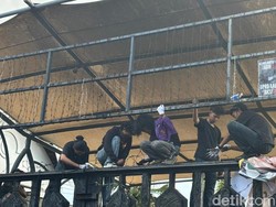 Video Massa Bongkar Kawat Berduri-Jebol Gerbang Kantor DPRD Kaltim