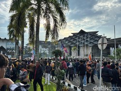 Massa Jebol Gerbang Kantor DPRD Kaltim, Tuntut Informasi Hak Angket
