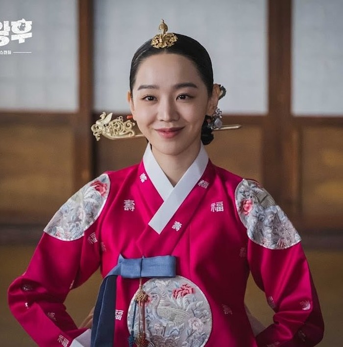 Melalui drama sageuk fantasi bertajuk Mr. Queen (2020), Shin Hye Sun menjadi Ratu Kim So Young dari Dinasti Joseon yang tubuhnya dirasuki oleh seorang koki Blue House dari era modern./ Foto: soompi.com
