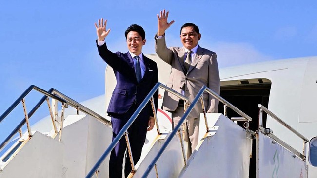 Menteri Pertahanan RI Sjafrie Sjamsoeddin (kanan) dan Menteri Pertahanan Jepang Shinjiro Koizumi (kiri) pada 4 Mei 2026 di Indonesia
