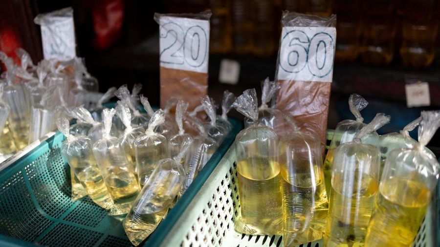 Minyak goreng nan dikemas dalam sachet plastik dipajang untuk dijual di pasar umum di Manila, Filipina, 4 Mei 2026.