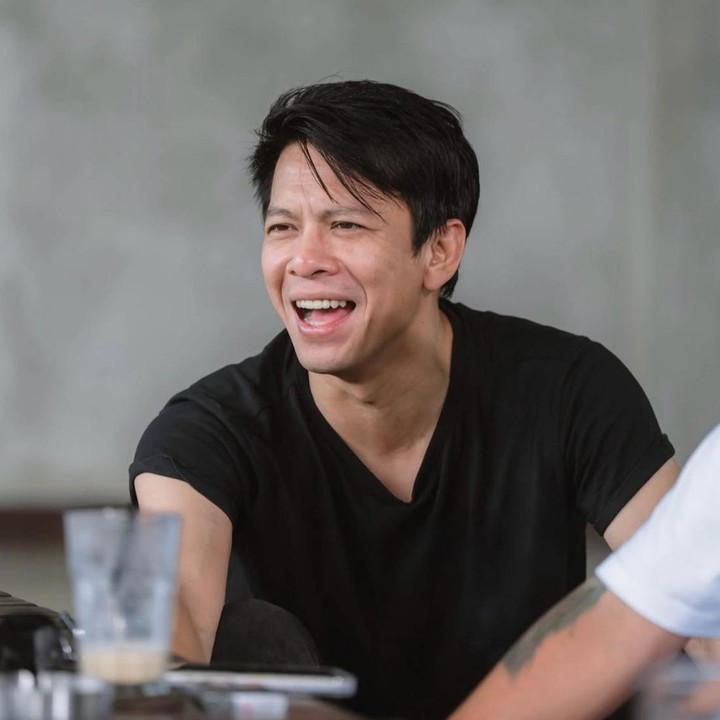 <p>Penyanyi Ariel Noah kini tengah menjadi sorotan publik. Bukan karena merilis lagu terbaru, melainkan karena dirinya dipercaya memerankan karakter utama di film layar lebar <em>Dilan ITB 1997</em>. Peran ini tentu bukan hal yang mudah, mengingat sosok Dilan sudah sangat melekat di hati penonton Tanah Air. (Foto: Instagram @arielnoah)</p>