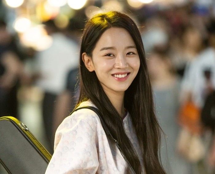 Nama Shin Hye Sun makin dikenal publik setelah menjadi pemeran utama di drama Still 17 (2018). Ia memerankan Woo Seo Ri, pemain biola yang mengalami koma akibat kecelakaan pada usia 17 tahun dan terbangun saat usianya 30 tahun./ Foto: soompi.com