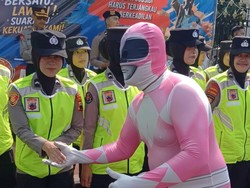 Momen Polisi Salaman dengan Power Rangers Saat Aksi Damai Nelayan di Pati
