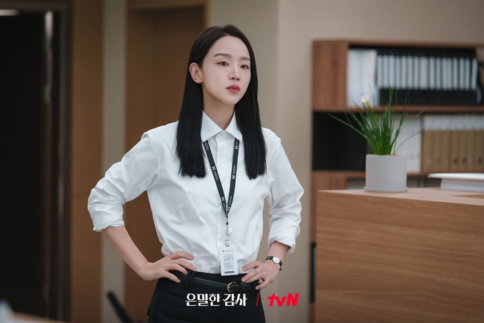 Pada (25/4) lalu, Shin Hye Sun comeback dengan peran pemimpin tim audit bernama Joo In Ah dalam drama office-romance Filing for Love. Meski tampak dingin, tegas, dan pefeksionis, In Ah justru menyimpan banyak rahasia./ Foto: instagram.com/tvn_drama