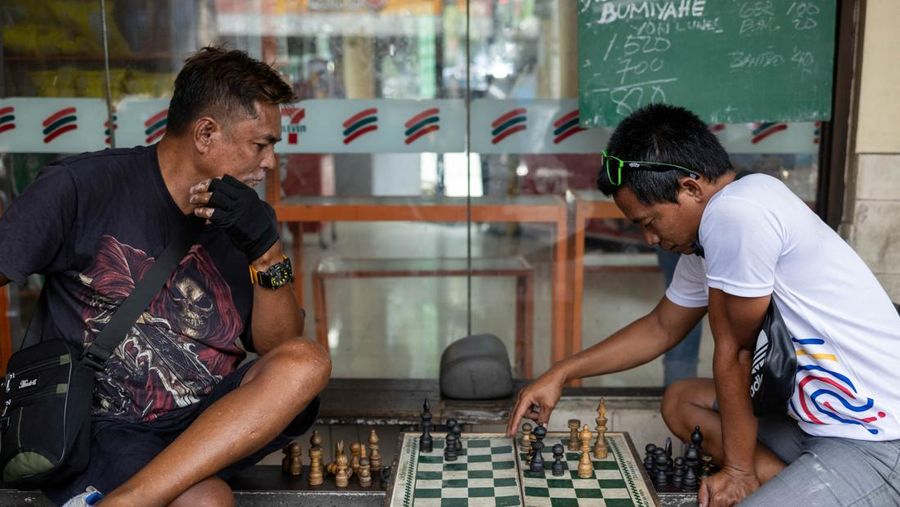 Para pengemudi becak bermain catur untuk mengisi waktu senggang di Manila, Filipina, 4 Mei 2026.