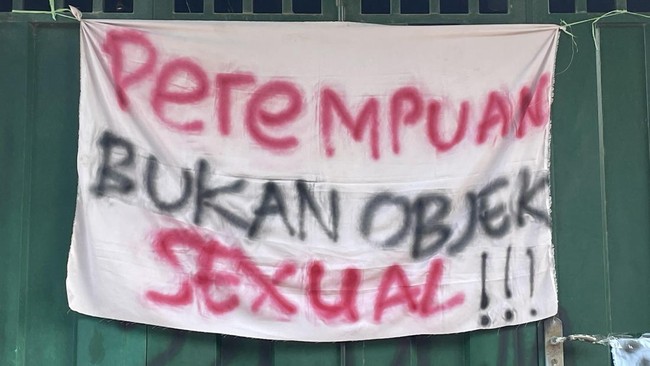Pendiri ponpes di Pati ditetapkan tersangka dugaan kekerasan seksual terhadap puluhan santriwati. Kasus ini memicu demonstrasi dan rekomendasi penutupan ponpes.