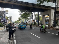 Pemotor Lansia Patah Tulang Usai Oleng dan Jatuh di Jalan Margonda Depok
