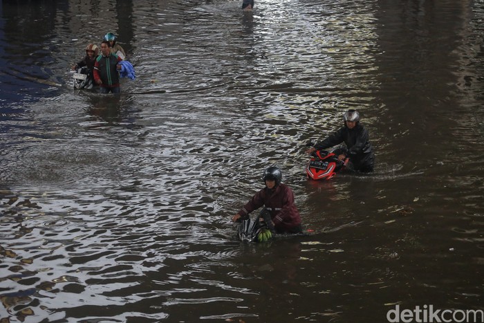 Para pengendara menerobos banjir setinggi hampir satu meter di perempatan Cipulir, Jakarta Selatan, Senin (4/5/2026).