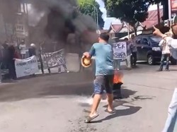 Dagangan Terganggu, Pria di Parepare Siram Ban Bekas Dibakar Mahasiswa Demo