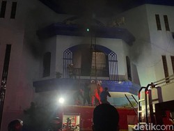 Tegang! Evakuasi Orang Terjebak Kebakaran Metro Sport Center Semarang