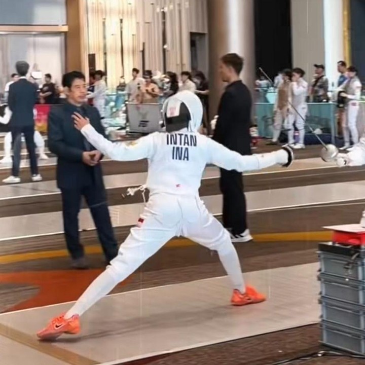 <p>Dalam postingan yang dibagikan, Intan terlihat mengenakan setelan anggar yang lengkap berwarna putih. "Fencing Bangkok Open 2026," tulis Intan sambil menyematkan <em>emoticon</em> "<em>love</em>" lewat unggahan di Instagram. (Foto: Instagram @cut.intannabila)</p>