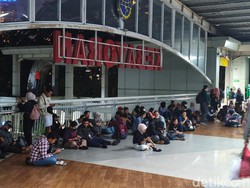 Duduk Ngemper, Penumpang KRL Green Line Masih Menumpuk di Stasiun Kebayoran