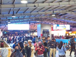 Cerita Penumpang Berjam-jam Nunggu KRL di Stasiun Kebayoran Imbas Gangguan