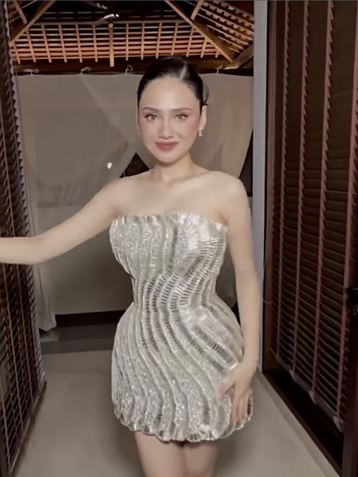 Busana after-party Syifa Hadju dirancang oleh Yogie Pratama