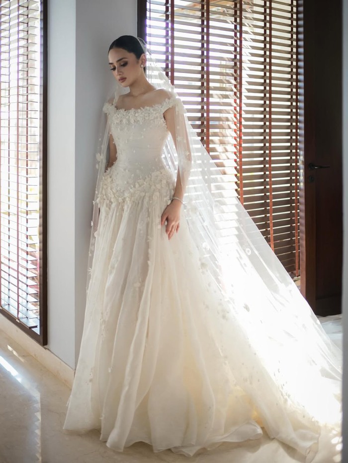 Gaun pengantin Syifa Hadju rancangan Hian Tjen