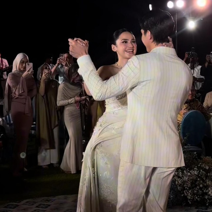 <p>Tak berhenti di situ, keduanya pun mengadakan <em>after party</em> pada malam harinya. Syifa dan El tampak berdansa romantis sambil menikmati kembang api, Bunda.&nbsp;(Foto: Instagram @syifahadju)</p>