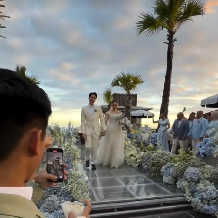 <p>Momen tersebut dibagikan langsung oleh keduanya melalui beberapa foto dan video unggahan ulang di Instagram Story, dari beberapa keluarga dan teman-teman terdekatnya yang hadir.&nbsp;&nbsp;(Foto: Instagram @syifahadju)</p>