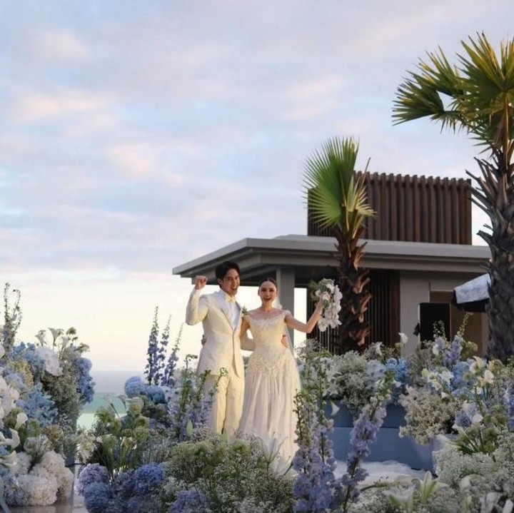 <p>Resepsi pasangan yang telah menikah pada Minggu (26/4/2026) itu mengusung konsep <em>fairy tale</em> dengan pemandangan pantai yang indah. Dekorasinya pun dipenuhi dengan bunga-bunga berwarna biru mudah, putih, dan ungu.&nbsp;(Foto: Instagram @syifahadju)</p>