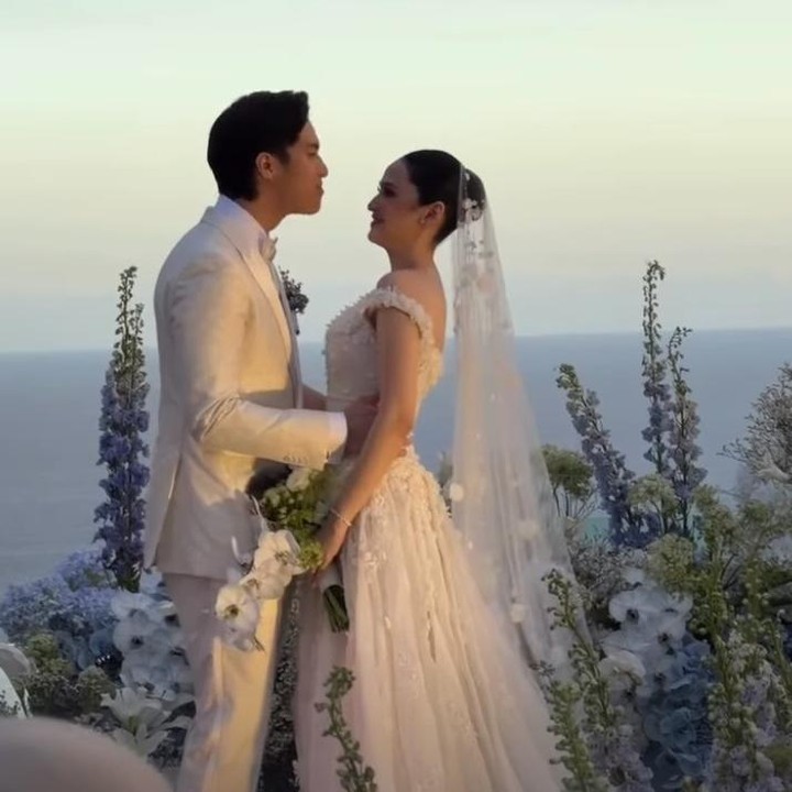 <p>Syifa tampil menawan mengenakan gaun pengantin berwarna putih yang dihiasi dengan motif bunga-bunga. Sementara El, terlihat gagah mengenkan tuksedo berwarna putih.&nbsp;(Foto: Instagram @syifahadju)</p>
