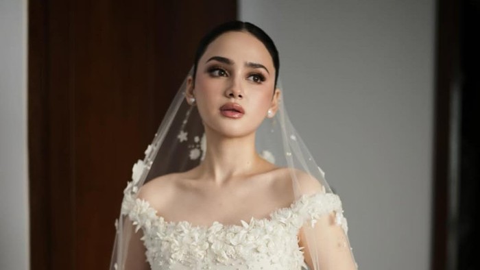 Pesona Elegan Syifa Hadju di Resepsi Bali, Perpaduan Makeup Glowy dan Sleek Hair