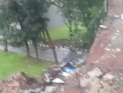 Diguyur Hujan Deras, Tembok Pembatas di Perumahan Ciputat Ambrol