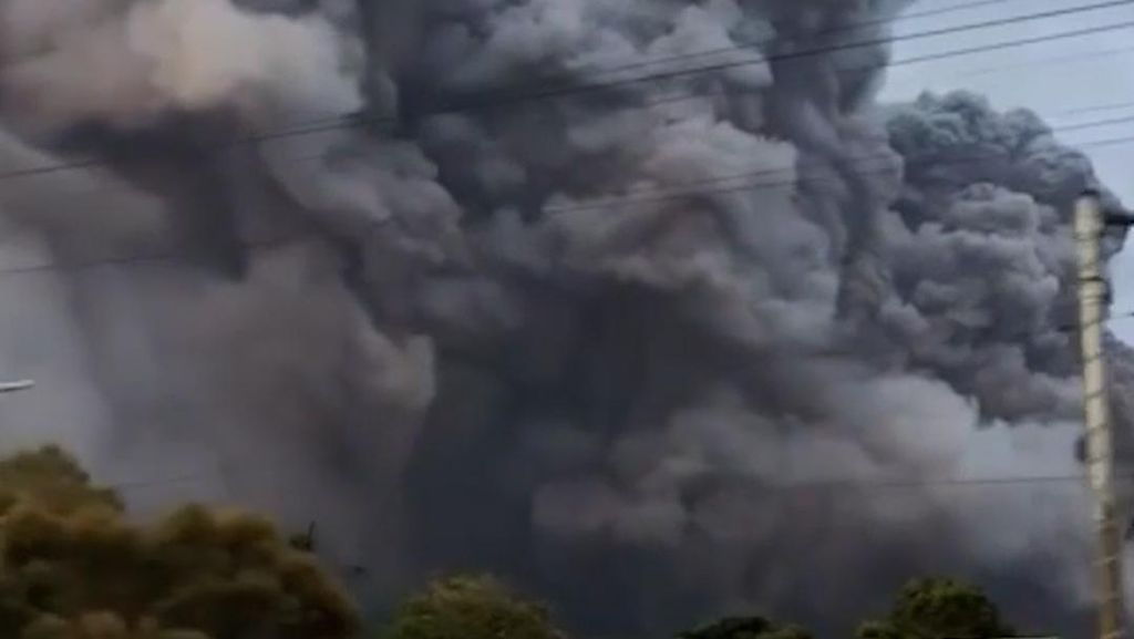 Penampakan Erupsi Gunung Mayon di Filipina, Lontarkan Awan Panas 4 Km