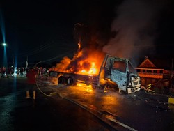 Truk Kontainer Tabrak Pembatas Jembatan-Terbakar di Maros, Sopir Luka Parah