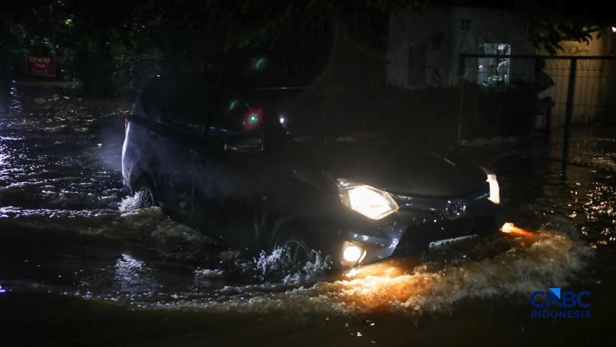 Warga menerobos banjir nan merendam ruas Jalan Benda Bawah, Cilandak Timur, Jakarta, Senin (4/5/2026). (CNBC Indonesia/Faisal Rahman)