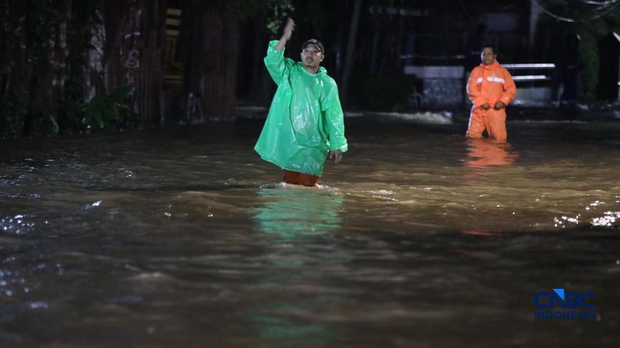 Warga menerobos banjir nan merendam ruas Jalan Benda Bawah, Cilandak Timur, Jakarta, Senin (4/5/2026).