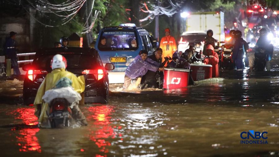 Warga menerobos banjir nan merendam ruas Jalan Benda Bawah, Cilandak Timur, Jakarta, Senin (4/5/2026).