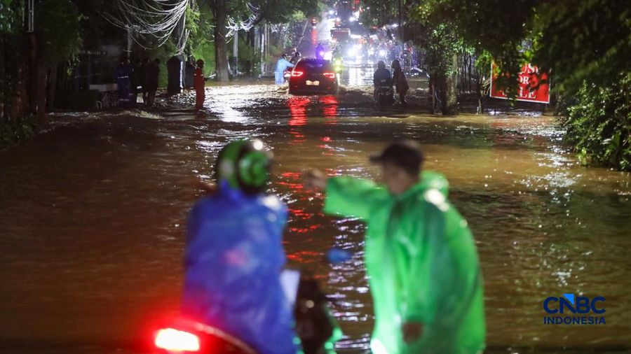Warga menerobos banjir nan merendam ruas Jalan Benda Bawah, Cilandak Timur, Jakarta, Senin (4/5/2026).
